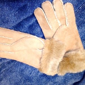 Faux fur gloves in beige. New. One Size
